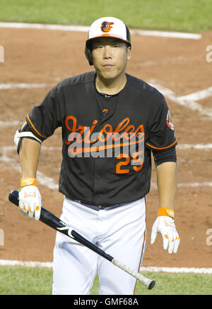 Baltimore, Maryland, USA. 19. August 2016. Baltimore Orioles linker Feldspieler Hyun Soo Kim (25) auf die Trainerbank zurück nach Streichung im zweiten Inning gegen die Houston Astros im Oriole Park at Camden Yards in Baltimore, MD am Freitag, 19. August 2016. Das Astros gewann das Spiel 15 - 8.Credit: Ron Sachs/CNP © Ron Sachs/CNP/ZUMA Draht/Alamy Live News Stockfoto