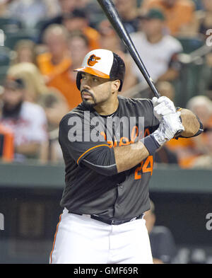 Baltimore, Maryland, USA. 19. August 2016. Baltimore Orioles bezeichneten Hitter Pedro Alvarez (24) Fledermäuse im dritten Inning gegen die Houston Astros im Oriole Park at Camden Yards in Baltimore, MD Freitag, 19. August 2016. Das Astros gewann das Spiel 15 - 8.Credit: Ron Sachs/CNP © Ron Sachs/CNP/ZUMA Draht/Alamy Live News Stockfoto