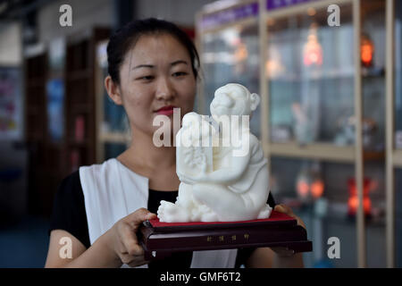 Yuncheng, China Shanxi Provinz. 25. August 2016. Ein arbeitendes Personal zeigt eine Skulptur aus Salz in ein Reformhaus in Salt Lake City in Yuncheng, Nord-China Shanxi Provinz, 25. August 2016. Salt Lake City von Yuncheng, weltberühmten Salz Binnensee bekannt als "Dead Sea of China", neu gestartet, seine Produktion von Salz vor kurzem, die hauptsächlich für die Herstellung von Skulpturen, Lichter und Badesalz verwendet wird. © Zhan Yan/Xinhua/Alamy Live-Nachrichten Stockfoto