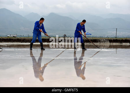 Yuncheng, China Shanxi Provinz. 25. August 2016. Arbeiter sammeln Salz auf ein Salz produzieren Basis in Salt Lake City in Yuncheng, Nord-China Shanxi Provinz, 25. August 2016. Salt Lake City von Yuncheng, weltberühmten Salz Binnensee bekannt als "Dead Sea of China", neu gestartet, seine Produktion von Salz vor kurzem, die hauptsächlich für die Herstellung von Skulpturen, Lichter und Badesalz verwendet wird. © Zhan Yan/Xinhua/Alamy Live-Nachrichten Stockfoto