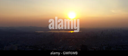 Hangzhou. 25. August 2016. Foto aufgenommen am 25. August 2016 zeigt die Sonnenuntergang Landschaft in Hangzhou, Hauptstadt der ostchinesischen Provinz Zhejiang. Hangzhou ist die Gastgeberstadt für den nächsten G20-Gipfel. © Yin Gang/Xinhua/Alamy Live-Nachrichten Stockfoto