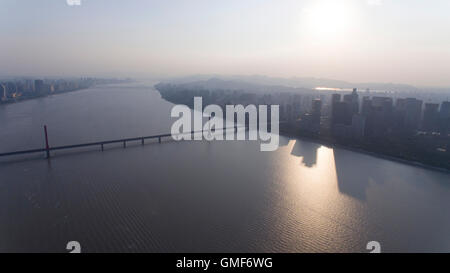 Hangzhou. 25. August 2016. Foto aufgenommen am 25. August 2016 zeigt eine Luftaufnahme des Flusses Qiantang in Hangzhou, Hauptstadt der ostchinesischen Provinz Zhejiang. Hangzhou ist die Gastgeberstadt für den nächsten G20-Gipfel. © Ju Huanzong/Xinhua/Alamy Live-Nachrichten Stockfoto