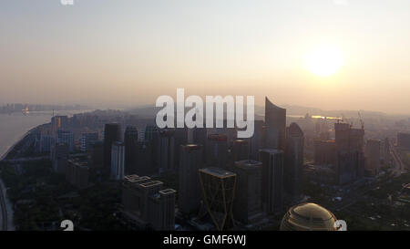 Hangzhou. 25. August 2016. Foto aufgenommen am 25. August 2016 zeigt eine Luftaufnahme des Qianjiang CBD in Hangzhou, Hauptstadt der ostchinesischen Provinz Zhejiang. Hangzhou ist die Gastgeberstadt für den nächsten G20-Gipfel. © Ju Huanzong/Xinhua/Alamy Live-Nachrichten Stockfoto