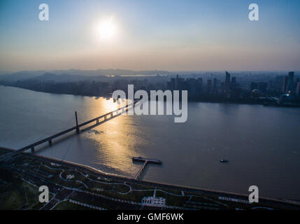 Hangzhou. 25. August 2016. Foto aufgenommen am 25. August 2016 zeigt eine Luftaufnahme des Flusses Qiantang in Hangzhou, Hauptstadt der ostchinesischen Provinz Zhejiang. Hangzhou ist die Gastgeberstadt für den nächsten G20-Gipfel. © Xu Yu/Xinhua/Alamy Live-Nachrichten Stockfoto