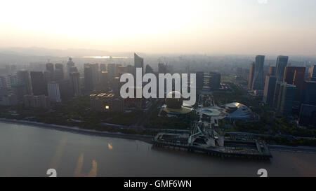 Hangzhou. 25. August 2016. Foto aufgenommen am 25. August 2016 zeigt eine Luftaufnahme des Qianjiang CBD in Hangzhou, Hauptstadt der ostchinesischen Provinz Zhejiang. Hangzhou ist die Gastgeberstadt für den nächsten G20-Gipfel. © Ju Huanzong/Xinhua/Alamy Live-Nachrichten Stockfoto