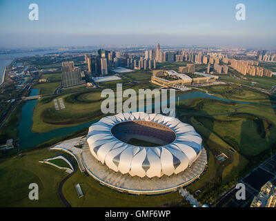 Hangzhou. 25. August 2016. Foto aufgenommen am 25. August 2016 zeigt in der Binjiang von Hangzhou, Hauptstadt der Provinz Ost-China Zhejiang Hangzhou Olympic Sports Center. Hangzhou ist die Gastgeberstadt für den nächsten G20-Gipfel. © Xu Yu/Xinhua/Alamy Live-Nachrichten Stockfoto