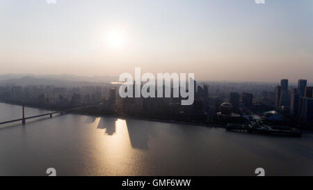 Hangzhou. 25. August 2016. Foto aufgenommen am 25. August 2016 zeigt eine Luftaufnahme des Qianjiang CBD in Hangzhou, Hauptstadt der ostchinesischen Provinz Zhejiang. Hangzhou ist die Gastgeberstadt für den nächsten G20-Gipfel. © Ju Huanzong/Xinhua/Alamy Live-Nachrichten Stockfoto