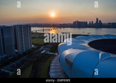 Hangzhou. 25. August 2016. Foto aufgenommen am 25. August 2016 zeigt die Sonnenuntergang Landschaft des Flusses Qiantang in Hangzhou, Hauptstadt der ostchinesischen Provinz Zhejiang. Hangzhou ist die Gastgeberstadt für den nächsten G20-Gipfel. © Xu Yu/Xinhua/Alamy Live-Nachrichten Stockfoto