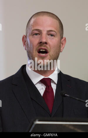 London, UK. 25. August 2016. UKIP Vorsitzender, hielt Paul Oakden anlässlich der UKIP Führung Wahl bedrängt im Emmanuel Centre in London. Nach dem Rücktritt von UKIP Führer werden Nigel Farage einen neuen Anführer der UKIP im September mit dem Sieger kündigte am 15. September 1016 gewählt. Bildnachweis: Vickie Flores/Alamy Live-Nachrichten Stockfoto