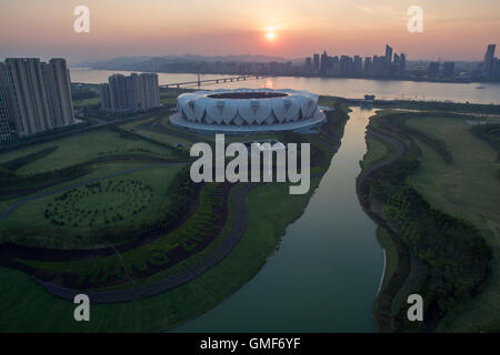 Hangzhou. 25. August 2016. Foto aufgenommen am 25. August 2016 zeigt in der Binjiang von Hangzhou, Hauptstadt der Provinz Ost-China Zhejiang Hangzhou Olympic Sports Center. Hangzhou ist die Gastgeberstadt für den nächsten G20-Gipfel. © Huang Zongzhi/Xinhua/Alamy Live-Nachrichten Stockfoto