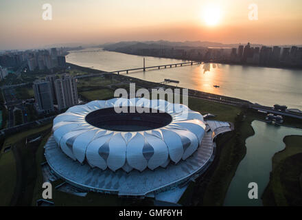 Hangzhou. 25. August 2016. Foto aufgenommen am 25. August 2016 zeigt in der Binjiang von Hangzhou, Hauptstadt der Provinz Ost-China Zhejiang Hangzhou Olympic Sports Center. Hangzhou ist die Gastgeberstadt für den nächsten G20-Gipfel. © Huang Zongzhi/Xinhua/Alamy Live-Nachrichten Stockfoto