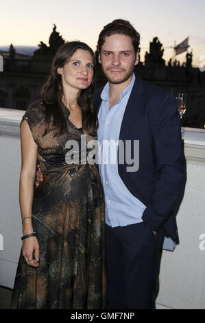 Berlin, Deutschland. 24. August 2016. Daniel Bruehl mit seiner schwangeren Freundin Felicitas Rombold an der UFA Film Nacht Rezeption in Berlin, am 24. August 2016. | Nutzung weltweit © Dpa/Alamy Live-Nachrichten Stockfoto