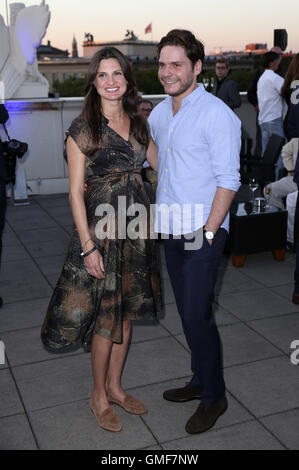 Berlin, Deutschland. 24. August 2016. Daniel Bruehl mit seiner schwangeren Freundin Felicitas Rombold an der UFA Film Nacht Rezeption in Berlin, am 24. August 2016. | Nutzung weltweit © Dpa/Alamy Live-Nachrichten Stockfoto