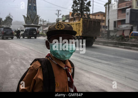 Nord-Sumatra, Indonesien. 26. August 2016. Ein Student trägt eine Maske während der Eruption des Mount Sinabung am Brastagi, Karo-Distrikt, Nord-Sumatra, Indonesien, 26. August 2016. Betriebe und Bäume rund um den Mount Sinabung waren in graue Asche bedeckt, als der Vulkan, wieder am Freitag ausbrach, aber nahe gelegene Städte und Dörfer nicht in Gefahr waren. Bildnachweis: YT Haryono/Xinhua/Alamy Live-Nachrichten Stockfoto
