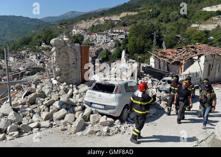 Pescara del Tronto, Italien. 26. August 2016. Rettungskräfte suchen Opfer in den Trümmern in Pescara del Tronto, Italien, 26. August 2016. Ein starkes Erdbeben forderten zahlreiche Todesopfer in Mittelitalien am 24. August 2016. : Bildnachweis MAURIZIO GAMBARINI/Dpa: Dpa picture-Alliance/Alamy Live News Stockfoto