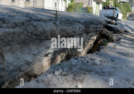 Pescara del Tronto, Italien. 26. August 2016. Ein großen Sprung hat in der Hauptstraße nach dem Erdbeben in Pescara del Tronto, Italien, 26. August 2016 gebildet. Ein starkes Erdbeben forderten zahlreiche Todesopfer in Mittelitalien am 24. August 2016. : Bildnachweis MAURIZIO GAMBARINI/Dpa: Dpa picture-Alliance/Alamy Live News Stockfoto