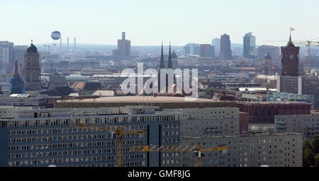 Berlin, Deutschland. 25. August 2016. Blick von einem Hochhaus am Platz der Vereinten Nationen über die Dächer von Berlin, Deutschland, 25. August 2016. L-r: das alte Rathaus, St. Nikolai-Kirche in der Nicolai-Viertel, die französische Kirche am Gendarmenmarkt, zwischen Potsdamer Platz und auf der rechten Seite, die rote Twonhall. Foto: Wolfgang Kumm/Dpa/Alamy Live News Stockfoto