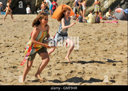 Newquay, Großbritannien. 26 Aug, 2016. Lusty Glaze Road, Newquay, Cornwall. 26. August 2016. Junge Lizzie macht einen bestimmt Laufen mit dem Ball in den Strand Tag Rugby Meister an der Lusty Glaze jährlichen Bank Holiday event. Fotograf Credit: Gordon Scammell/Alamy leben Nachrichten Stockfoto