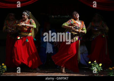 Kathmandu, Nepal. 26. August 2016. Nepalesische Frauen gekleidet in traditioneller Kleidung führen einen Tanz auf eine Funktion während der Feierlichkeiten für kommende Teej Festival von Maiti Nepal organisiert, die die Gesellschaft frei von Menschenhandel Kinder & Frauen in Kathmandu, Nepal am Freitag, dem 26. August 16 umgehen. Bildnachweis: Skanda Gautam/ZUMA Draht/Alamy Live-Nachrichten Stockfoto