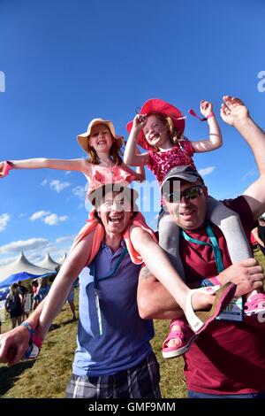 Oxfordshire, Vereinigtes Königreich. 26. August 2016. Große Feastival. L-r: Stuart Tetlow mit Jessica Tetlow (7) und Darren Dudley mit Amy Tetlow (5). Nachtschwärmer am ersten Tag von dem Essen und Musik Festival, veranstaltet von Jamie Oliver und Alex James. Bildnachweis: Andrew Walmsley/Alamy Live-Nachrichten Stockfoto