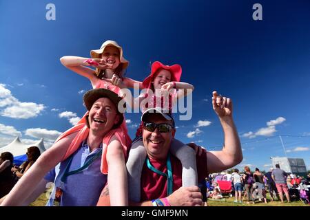 Oxfordshire, Vereinigtes Königreich. 26. August 2016. Große Feastival. L-r: Stuart Tetlow mit Jessica Tetlow (7) und Darren Dudley mit Amy Tetlow (5). Nachtschwärmer am ersten Tag von dem Essen und Musik Festival, veranstaltet von Jamie Oliver und Alex James. Bildnachweis: Andrew Walmsley/Alamy Live-Nachrichten Stockfoto