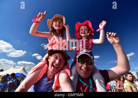 Oxfordshire, Vereinigtes Königreich. 26. August 2016. Große Feastival. L-r: Stuart Tetlow mit Jessica Tetlow (7) und Darren Dudley mit Amy Tetlow (5). Nachtschwärmer am ersten Tag von dem Essen und Musik Festival, veranstaltet von Jamie Oliver und Alex James. Bildnachweis: Andrew Walmsley/Alamy Live-Nachrichten Stockfoto