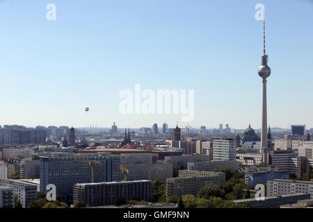 Berlin, Deutschland. 25. August 2016. Blick vom Skycraper am Platz der Vereinten Nationen über den Dächern von Berlin, Deutschland, 25. August 2016. L-R. Die Berliner Stadthaus, St. Nicolai-Kirche in der Nicolai-Viertel, die französische Kirche am Gendarmenmarkt, zwischen Potsdamer Platz, Rotes Rathaus, Berliner Dom und der TV Turm am Alexanderplatz. Foto: Wolfgang Kumm/Dpa/Alamy Live News Stockfoto