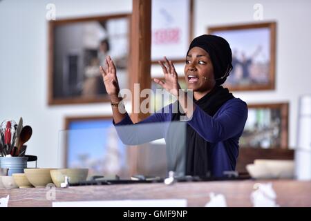 Oxfordshire, Vereinigtes Königreich. 26. August 2016. Große Feastival. Nadia Hussain, wer die BBC Great British Bake Off gewann im vergangenen Jahr präsentiert eine Sitzung. Nachtschwärmer am ersten Tag von dem Essen und Musik Festival, veranstaltet von Jamie Oliver und Alex James. Bildnachweis: Andrew Walmsley/Alamy Live-Nachrichten Stockfoto