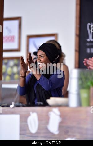 Oxfordshire, Vereinigtes Königreich. 26. August 2016. Große Feastival. Nadia Hussain, wer die BBC Great British Bake Off gewann im vergangenen Jahr präsentiert eine Sitzung. Nachtschwärmer am ersten Tag von dem Essen und Musik Festival, veranstaltet von Jamie Oliver und Alex James. Bildnachweis: Andrew Walmsley/Alamy Live-Nachrichten Stockfoto