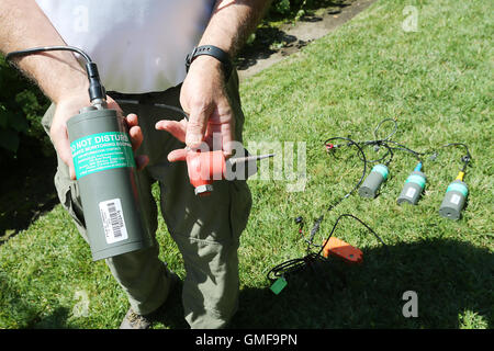 Napa, Kalifornien, USA. 17. August 2016. Luther Strayer, ein Professor mit Cal State University East Bay, zeigt sich der Recorder, links, und der Sensor, der in einer kommenden United States Geological Service Böden mapping-Studie in Napa County verwendet wird. Die Einheiten werden verwendet werden, zu spüren und eine Reihe von kleinen unterirdischen Explosionen zu überwachen. © Napa Valley Register/ZUMA Draht/Alamy Live-Nachrichten Stockfoto