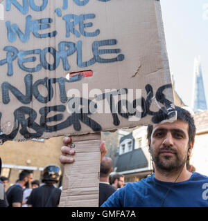 London, UK.  26. August 2016.  Uber isst Auslieferungsfahrer zu protestieren und gegen niedrige Löhne und Arbeitsbedingungen, außerhalb der Uber isst Hauptsitz in Bermondsey Street. Bildnachweis: Stephen Chung / Alamy Live News Stockfoto