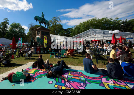 Edinburgh, UK. 26. August 2016. Edinburgh International Book Festival sonnigen Tag in Charlotte Square Gardens. Pako Mera/Alamy Live-Nachrichten Stockfoto