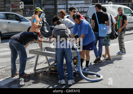 Paris, Frankreich. 26. August 2016. Afghanische Flüchtlinge bekommen Wasser aus dem Waschbecken zur Verfügung gestellt von der Stadt Paris. Hunderte von Flüchtlingen schläfst rau in den Straßen rund um Stalingrad Metro-Station in Paris. Sie sind immer unter den Faden von der französischen Polizei verschoben wird, wie dies in regelmäßigen Abständen. Einige warten auf ihren Asylantrag genehmigt wird, sind andere auf ihrem Weg zum Camp in Calais. Bildnachweis: Michael Debets/Alamy Live-Nachrichten Stockfoto