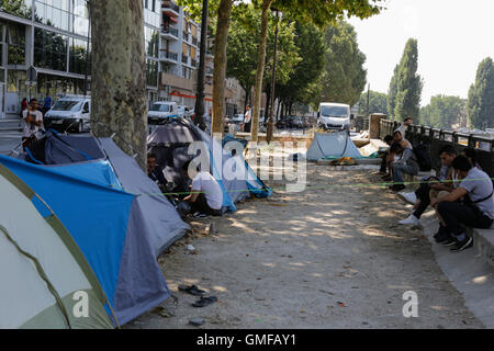Paris, Frankreich. 26. August 2016. Flüchtlinge haben einige Zelte neben einer Straße unter einer Reihe von Bäumen errichtet. Hunderte von Flüchtlingen schläfst rau in den Straßen rund um Stalingrad Metro-Station in Paris. Sie sind immer unter den Faden von der französischen Polizei verschoben wird, wie dies in regelmäßigen Abständen. Einige warten auf ihren Asylantrag genehmigt wird, sind andere auf ihrem Weg zum Camp in Calais. Bildnachweis: Michael Debets/Alamy Live-Nachrichten Stockfoto