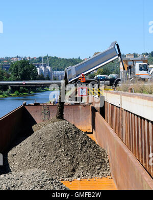 Bau einer Kläranlage in Prag-Troja Insel Vltava-Boden entfernen abgebaut während des Baus der Versand 26.8.2016 Stockfoto