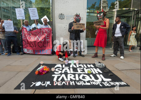 London, UK. 26. August 2016. Eine Frau richtet die Vigil außerhalb der Börse, die 3 Demonstranten erschossen im Jahr 2006 in einem Massenprotest in Bangladesch gegen Tagebau in Phulbari von britischen Unternehmen, Global Coal Resources Management zu gedenken. Die Vigil genannt für das Unternehmen, Pläne für die Mine zu beenden und aus dem Stock Exchange Alternative Investment Market zu de-aufgeführten. Bildnachweis: Peter Marshall/Alamy Live-Nachrichten Stockfoto