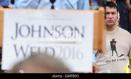 Concord, New Hampshire, USA, 25. August 2016, hört ein Mann in einem Monty-Python-T-shirt libertären Präsidentschaftskandidaten Gary Johnson auf einer Kundgebung der Kandidaten.  Andrew Cline/Alamy Live-Nachrichten Stockfoto