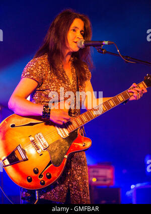 Drumlanrig Castle in Dumfries, Schottland. 26. August 2016. Elektrische Felder Musikfestival im Drumlanrig Castle in der Nähe von Dumfries Schottland. Emma Pollock auf der Bühne Credit: South West Bilder Schottland/Alamy Live News Stockfoto