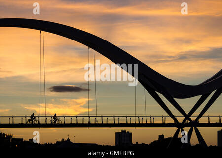 Stockton auf Tees, Nord-Ost-England, UK. 26. August 2016. Wetter: Die Unendlichkeit Brücke (Steg) über den Fluss Tees bei Sonnenuntergang an einem herrlichen Feiertag Freitag. Bildnachweis: Alan Dawson News/Alamy Live-Nachrichten Stockfoto