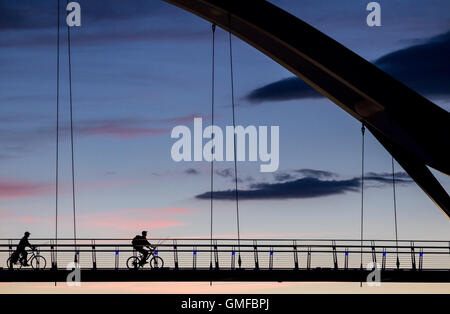 Stockton auf Tees, Nord-Ost-England, UK. 26. August 2016. Wetter: Die Unendlichkeit Brücke (Steg) über den Fluss Tees bei Sonnenuntergang an einem herrlichen Feiertag Freitag. Bildnachweis: Alan Dawson News/Alamy Live-Nachrichten Stockfoto