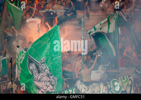 Bochum, Deutschland. 26. August 2016. 2. Bundesliga, Saison 2016/2017, Spieltag 3, VfL Bochum 1848 - Hannover 96: Fankurve Hannover. Bildnachweis: Jürgen Schwarz/Alamy Live-Nachrichten Stockfoto