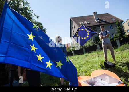 Prag, Tschechische Republik. 25. August 2016. Anhänger-Rallye wie Angela Merkel Prag besucht. © David Tesinsky/Svobodne Forum/ZUMA Draht/Alamy Live News Stockfoto