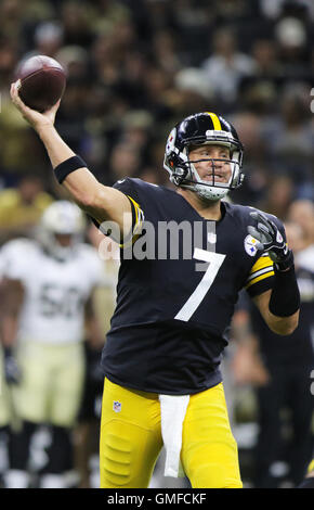 New Orleans, LOUISIANA, USA. 25. August 2016. Pittsburgh Steelers-Quarterback Ben Roethlisburger wirft den Ball in einem Preseason-Spiel gegen die New Orleans Saints im Mercedes-Benz Superdome in New Orleans, Louisiana am 26. August 2016 © Dan Anderson/ZUMA Draht/Alamy Live News Stockfoto