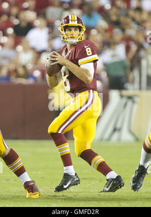 Landover, Maryland, USA. 26. August 2016. Washington Redskins quarterback Kirk Cousins (8) sieht für einen Empfänger im zweiten Quartal der Vorsaison Spiel gegen die Washington Redskins in FedEx Field in Landover, Maryland auf Freitag, 26. August 2016. Die Redskins gewann das Spiel 21 - 16.Credit: Ron Sachs/CNP Credit: Ron Sachs/CNP/ZUMA Draht/Alamy Live News Stockfoto