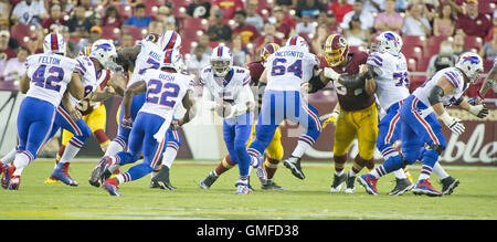 Landover, Maryland, USA. 26. August 2016. Buffalo Bills Quarterback Tyrod Taylor (5) sieht zur hand um Rechnungen Runningback Reggie Bush (22) im ersten Quartal-Aktion der Vorsaison Spiel gegen die Washington Redskins in FedEx Field in Landover, Maryland auf Freitag, 26. August 2016. Anderen Spielern abgebildet, von links nach rechts: Rechnungen Verteidiger Jerome Felton (42), Rechnungen engen Ende Nick O'Leary (84), Rechnungen zu bekämpfen, Cyrus Kouandjio (71), Bush, Taylor, Rechnungen offensive guard Richie Incognito (64), Redskins defensive end Kedric Golston (64), Rechnungen offensive guard John Miller (76) Stockfoto