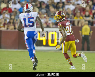 Landover, Maryland, USA. 26. August 2016. Buffalo Bills Wide Receiver Greg Salas (11) wird von Washington Redskins defensive Back Josh Norman (24) im ersten Quartal Aktion ihrer pre-Season-Spiel bei FedEx Field in Landover, Maryland am Freitag, den 26. August verteidigt, 2016.Credit: Ron Sachs/CNP Credit: Ron Sachs/CNP/ZUMA Draht/Alamy Live News Stockfoto