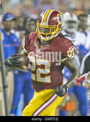 Landover, Maryland, USA. 26. August 2016. Washington Redskins Runningback Robert Kelley (22) trägt den Ball im zweiten Quartal von der pre-Season-Spiel gegen die Buffalo Bills in FedEx Field in Landover, Maryland auf Freitag, 26. August 2016. Die Redskins gewann das Spiel 21 - 16.Credit: Ron Sachs/CNP Credit: Ron Sachs/CNP/ZUMA Draht/Alamy Live News Stockfoto