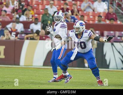 Landover, Maryland, USA. 26. August 2016. Buffalo Bills Quarterback sieht Tyrod Taylor (5) um zu übergeben, wie Rechnungen Eric Wood (70) zentrieren verteidigt für ihn in der Vorsaison-Aktion gegen die Washington Redskins in FedEx Field in Landover, Maryland auf Freitag, 26. August 2016. Die Redskins gewann das Spiel 21 - 16.Credit: Ron Sachs/CNP Credit: Ron Sachs/CNP/ZUMA Draht/Alamy Live News Stockfoto