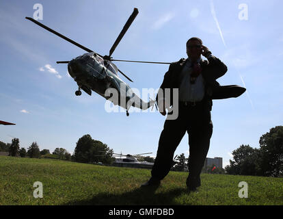 Bethesda, Maryland, USA. 26. August 2016. Ein Mitglied der US-Geheimdienst steht Wache als Marine One tragen uns Präsident Barack Obama am Walter Reed National Medical Center 26. August 2016 in Bethesda, Maryland landet. Präsident Obama ist mit verwundeten und kranken Soldaten und ihre Familien AtÂ Medical Center besuchen. Bildnachweis: Mark Wilson/Pool über CNP Credit: Mark Wilson/CNP/ZUMA Draht/Alamy Live-Nachrichten Stockfoto