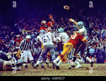 December 31, 1972 - Washington, District of Columbia, United States of  America - Washington Redskins quarterback Billy Kilmer (17), right, looks  to pass after faking the ball to running back Larry Brown (